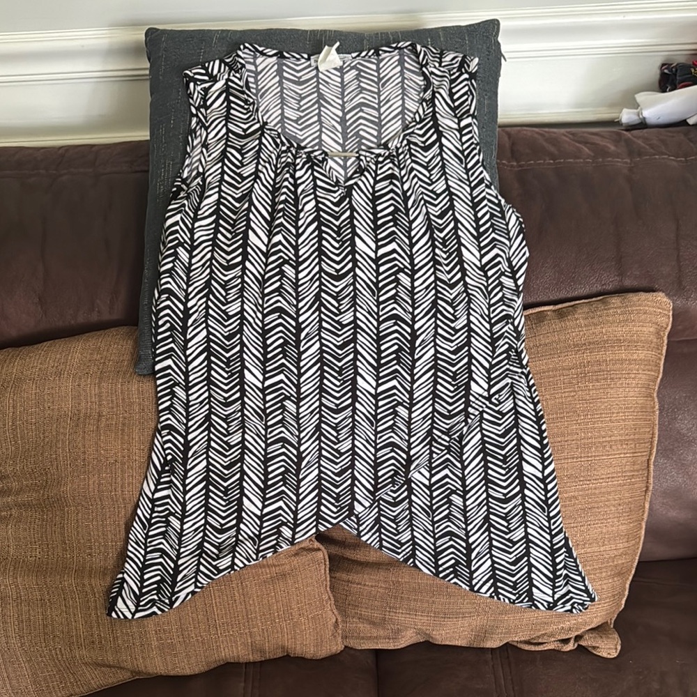 Bleeker & McDougal | Black and White Chevron Sleeveless Top Size M